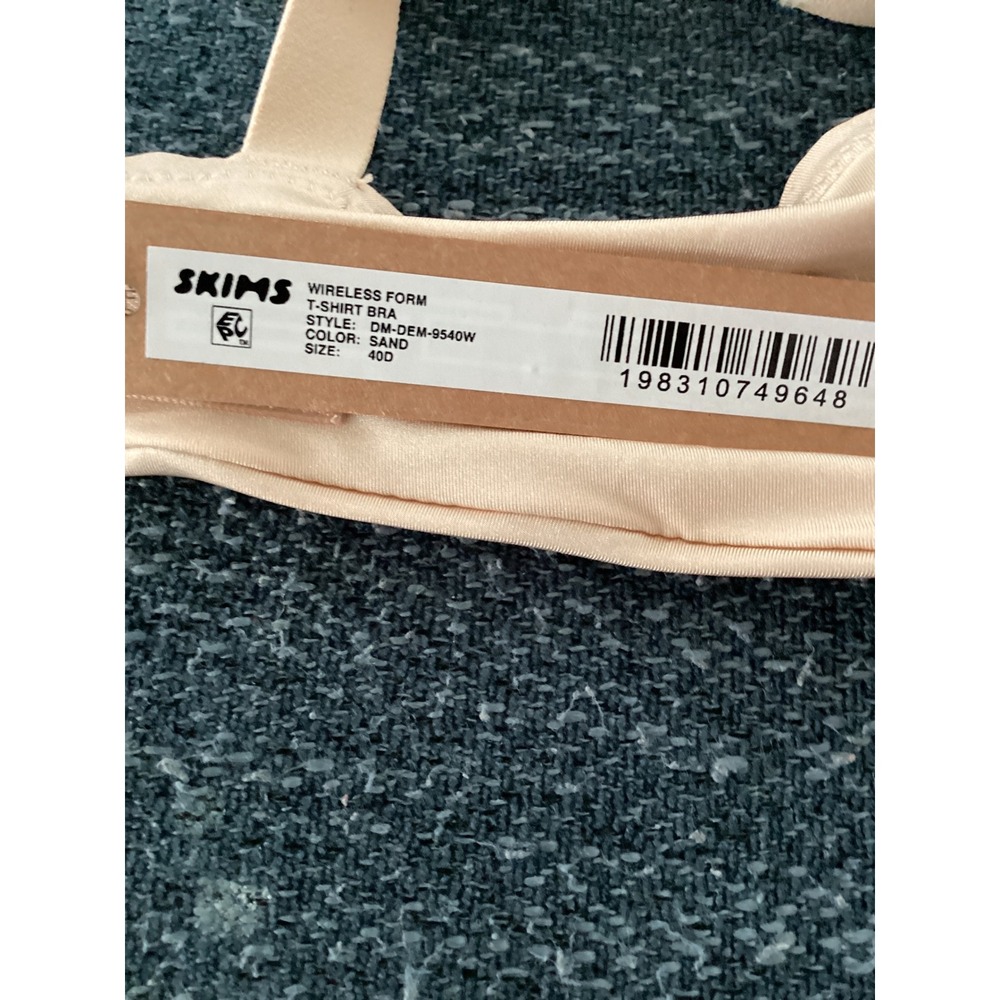 SKIMS Wireless Form T-Shirt Bra Sand DM-DEM-9540W Womens 40D NWT - Picture 6 of 6